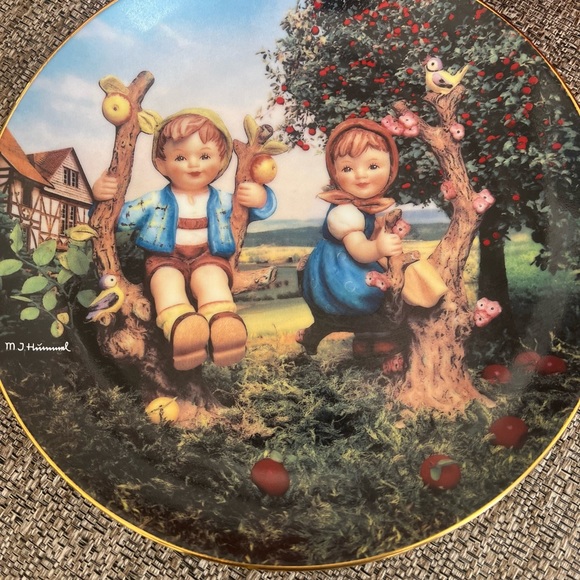 ❣️🆕M.J. Hummel Apple Tree Boy and Girl Collectors Plate❣️ - Picture 2 of 5